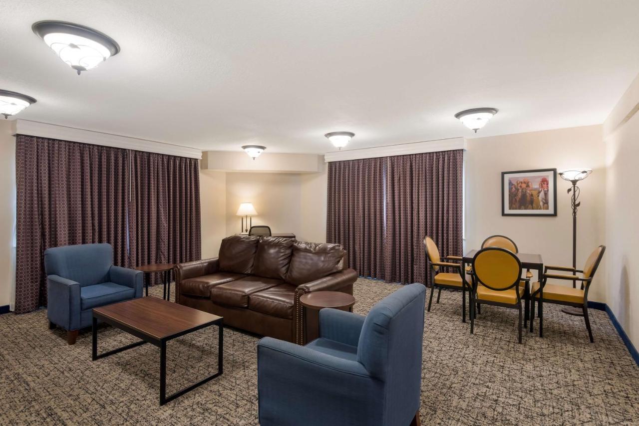 Western Winners Circle Hotel 3*
