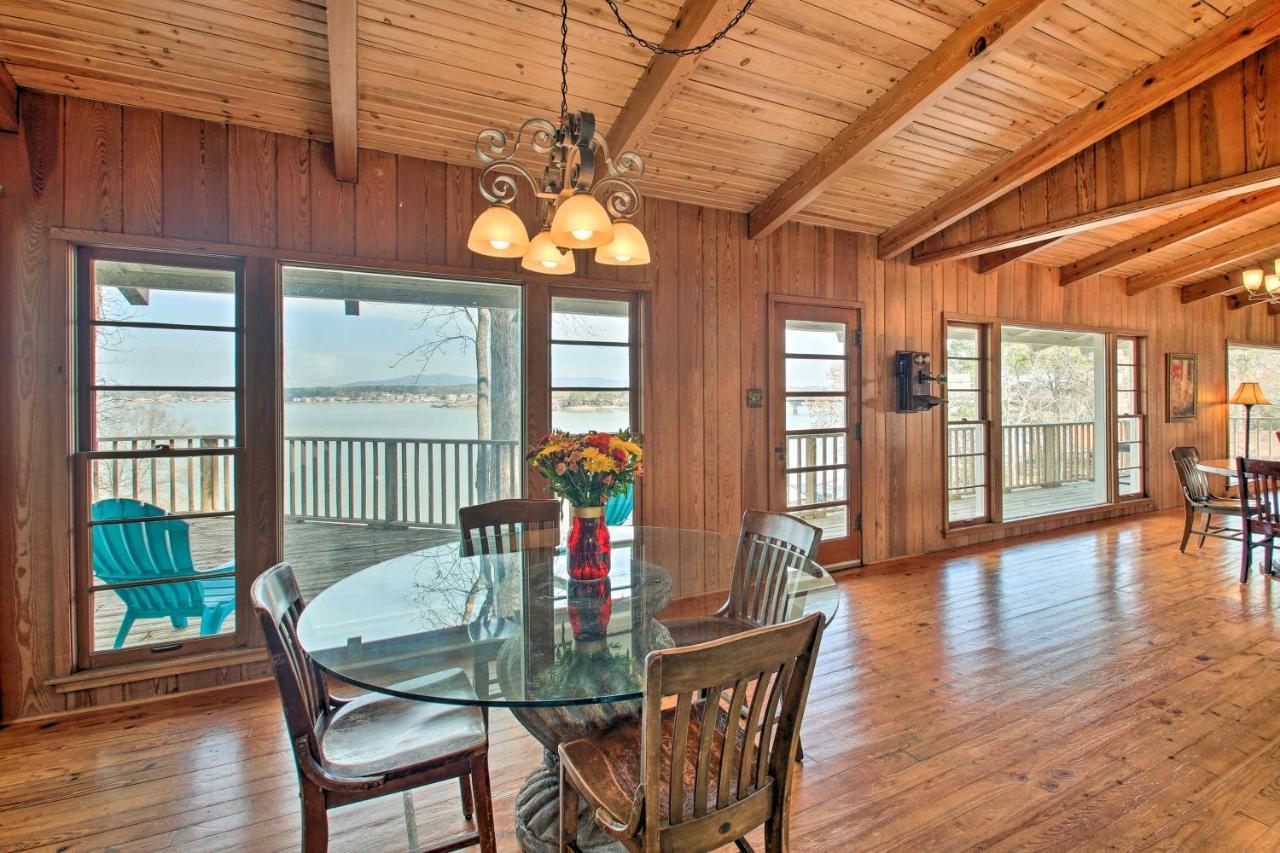 Lakefront Vacation With Dock Holiday home *