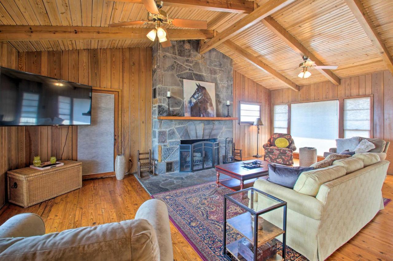 Holiday home Lakefront Vacation With Dock