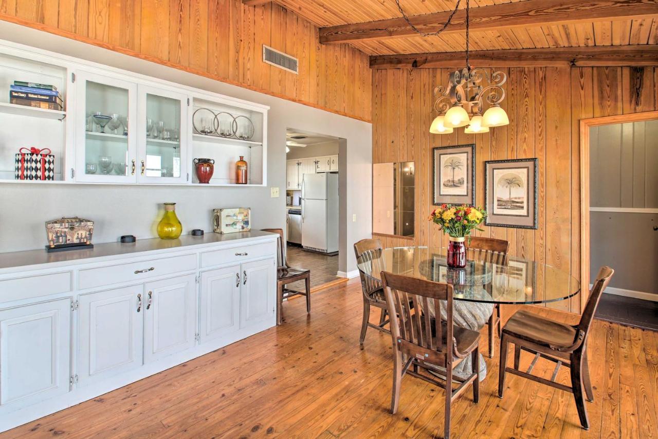 Lakefront Vacation With Dock Holiday home *