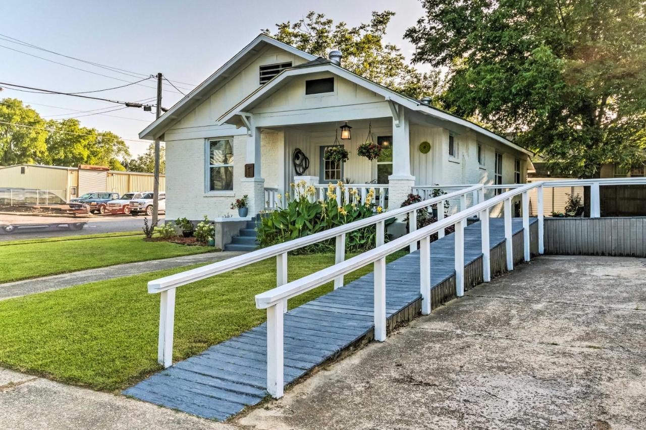Holiday home Remodeled Downtown With Porch Hot Springs