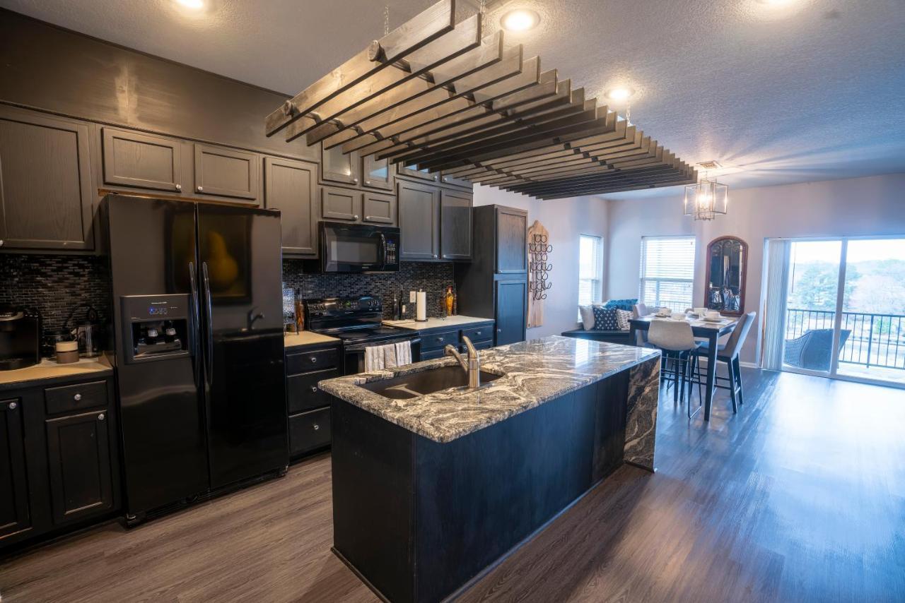 Brooklynn's Bay, Elegant Lakefront Retreat *