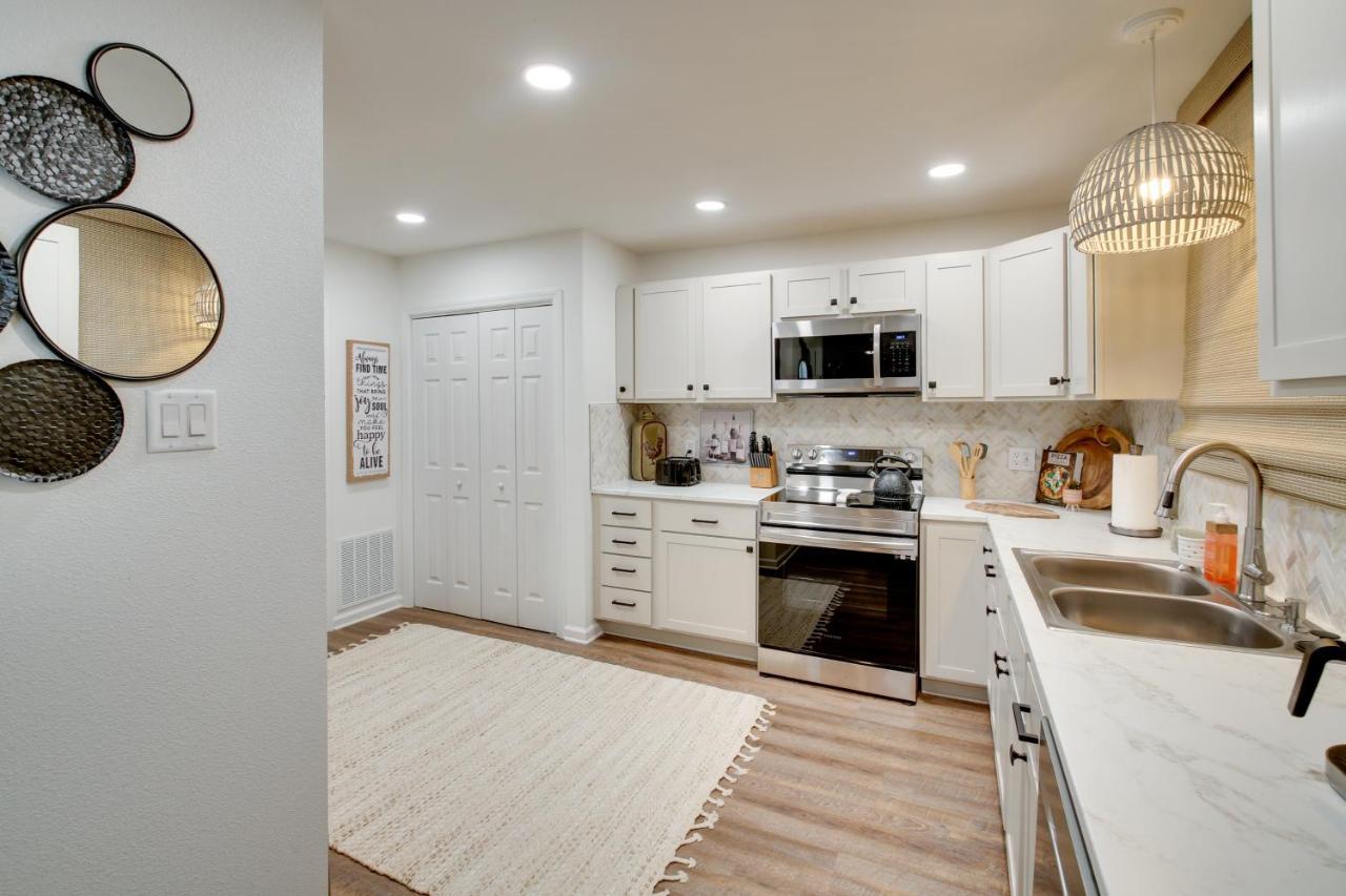 Modern About 3 Mi To Downtown! Apartamento