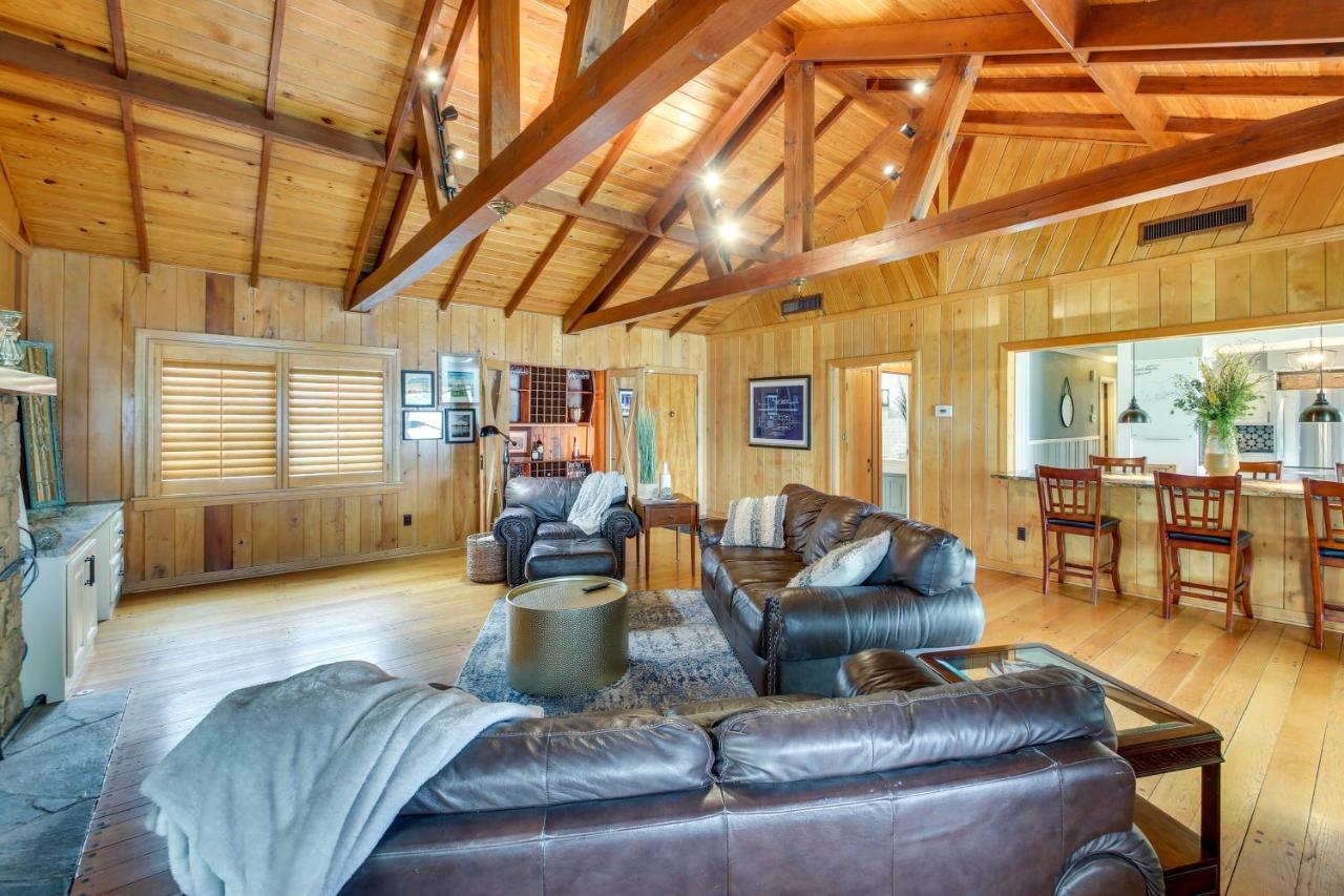Holiday home Waterfront With Decks And Views!
