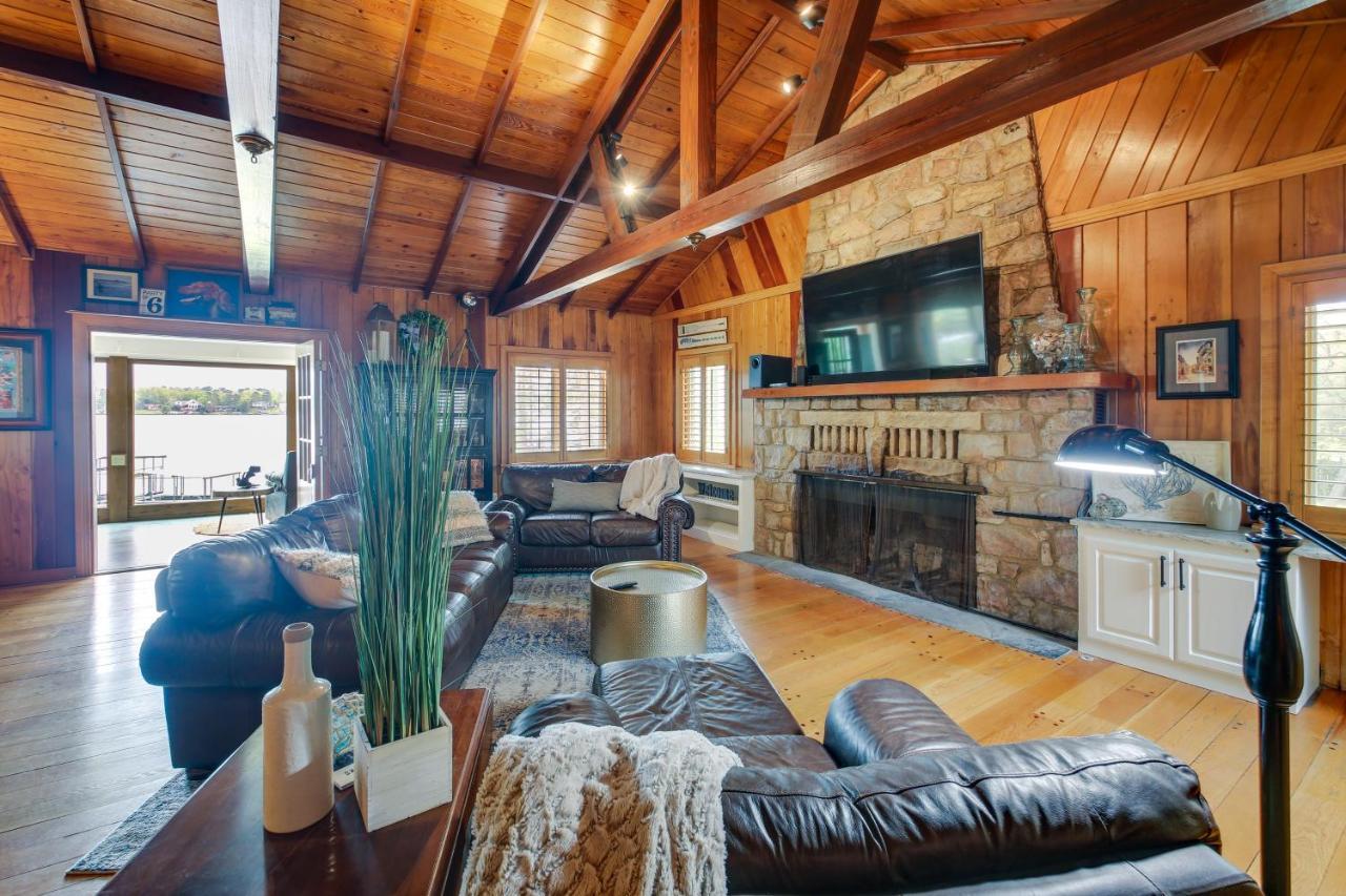 Holiday home Waterfront With Decks And Views! Hot Springs
