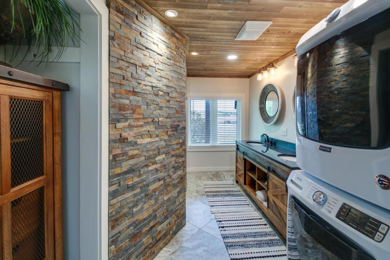 Waterfront With Decks And Views! Hot Springs