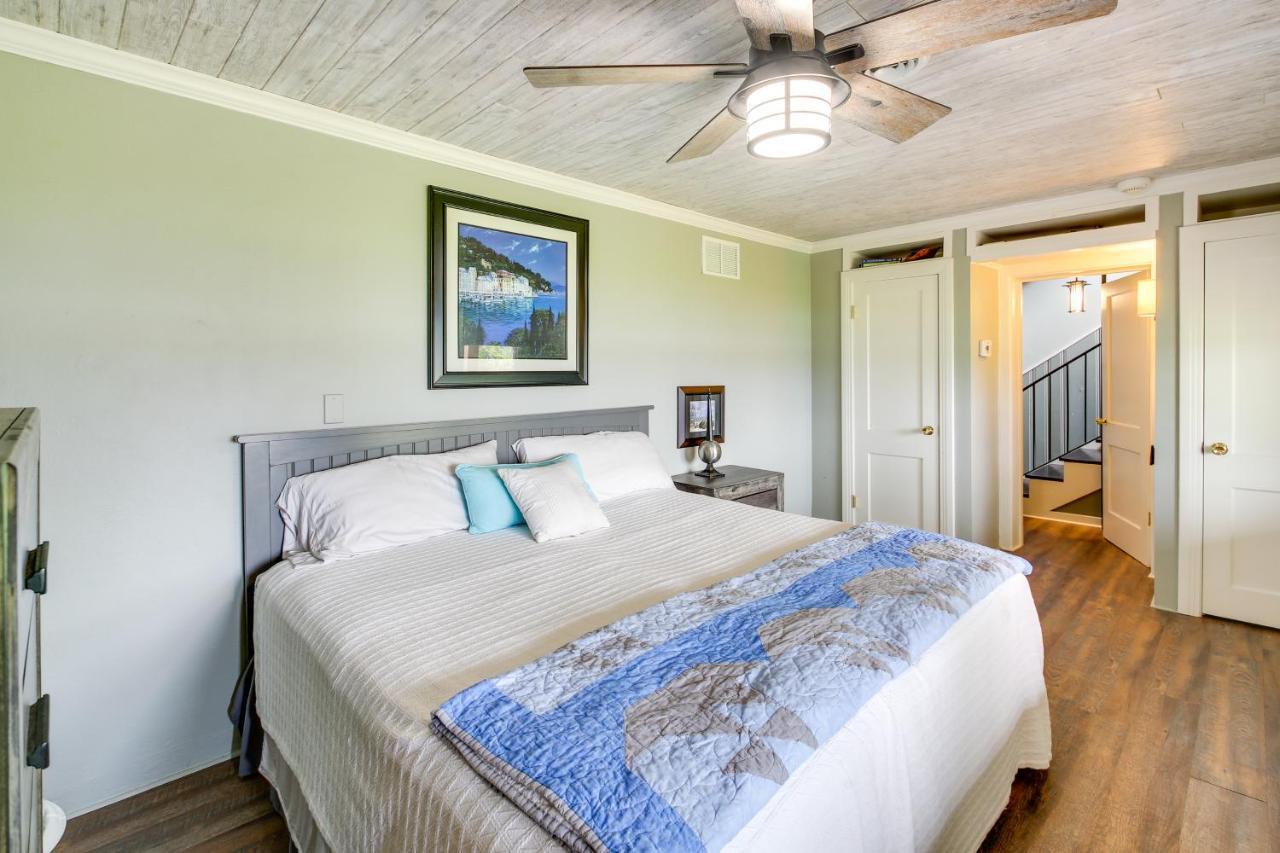 Holiday home Waterfront With Decks And Views!
