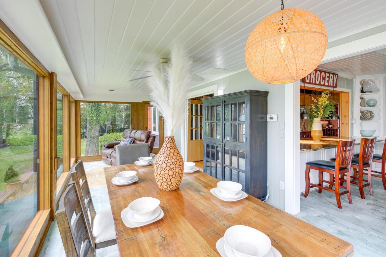 Waterfront With Decks And Views! Holiday home Hot Springs