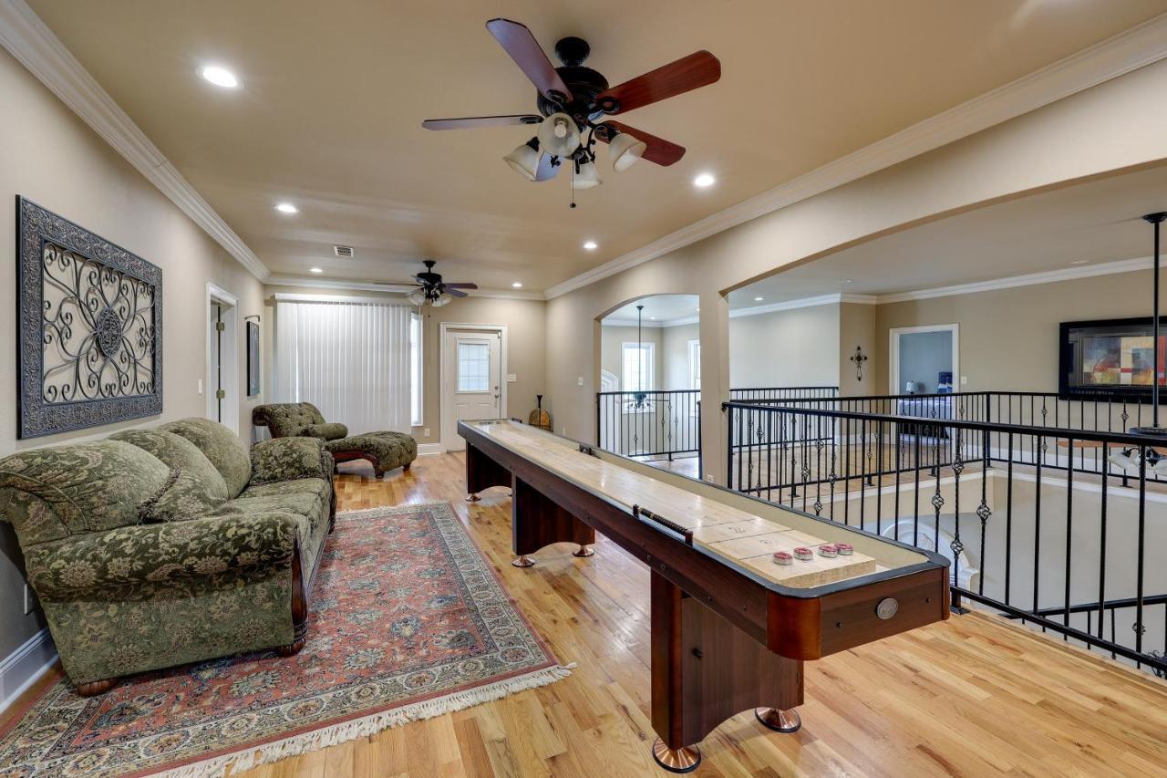 With Game And Private Pool! *