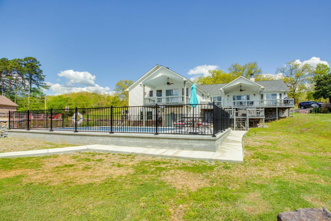 Stunning Hamilton Getaway With Hot Tub! Holiday home Hot Springs