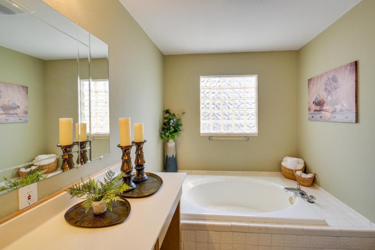 Holiday home Stunning Hamilton Getaway With Hot Tub! *
