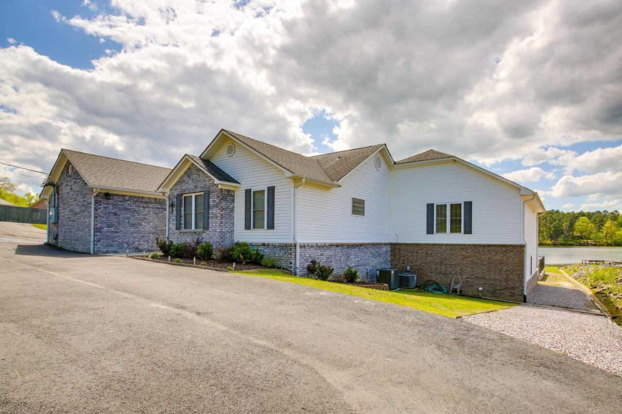 Stunning Hamilton Getaway With Hot Tub! Holiday home