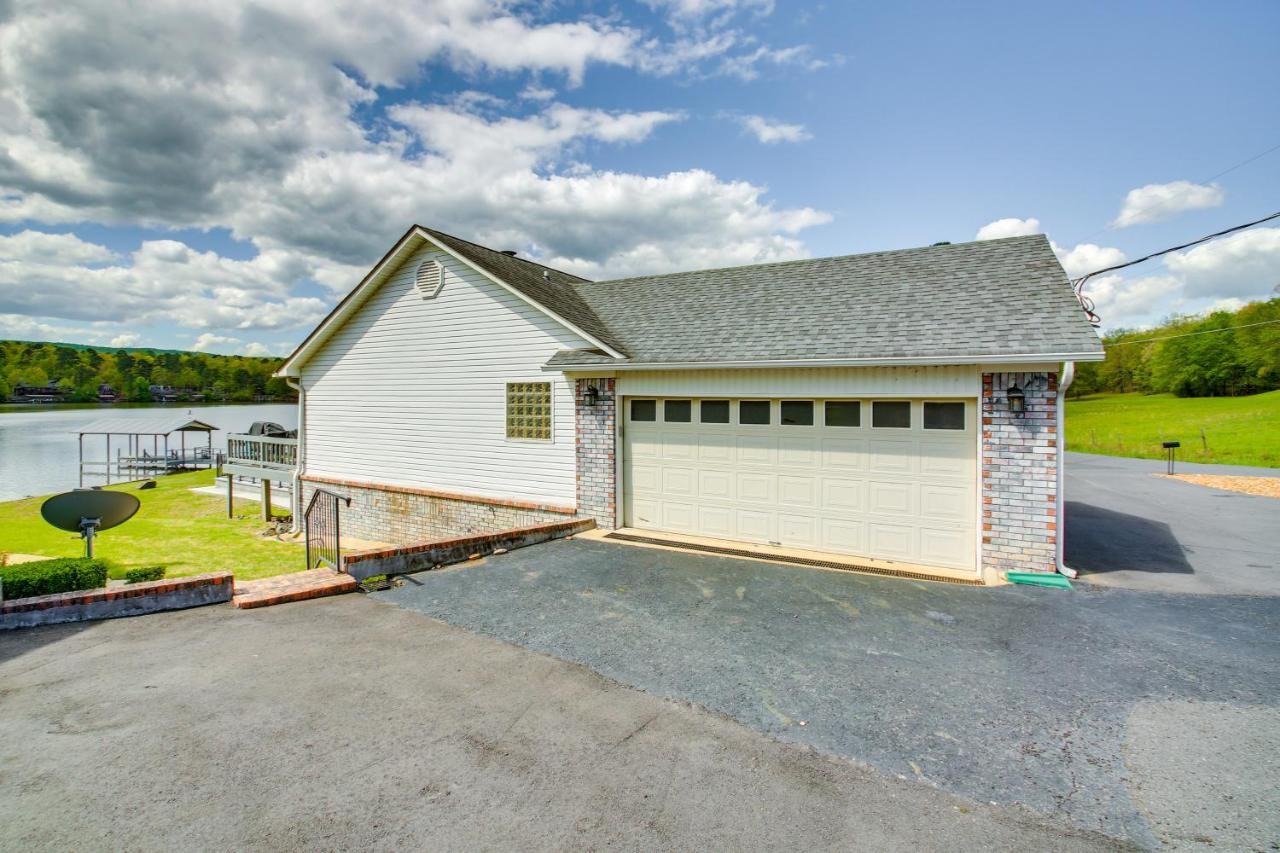 Stunning Hamilton Getaway With Hot Tub! Holiday home