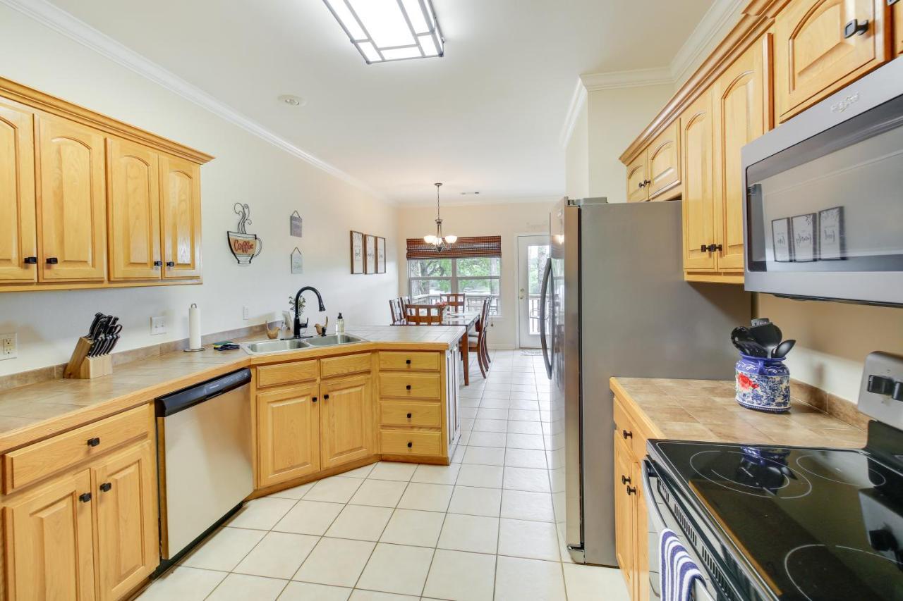 Riverfront With Hot Tub And Deck! Holiday home