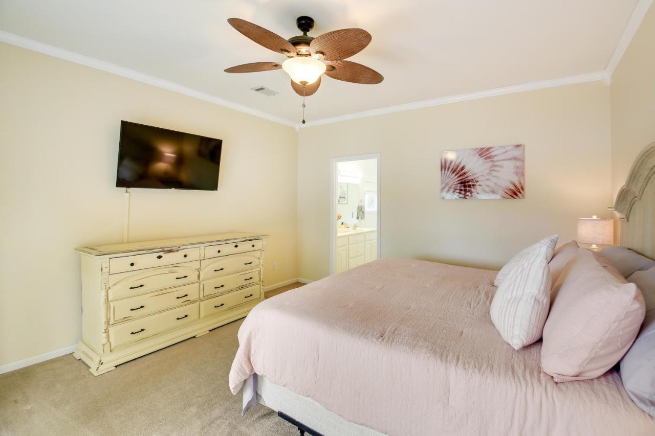 Riverfront With Hot Tub And Deck! Holiday home Hot Springs
