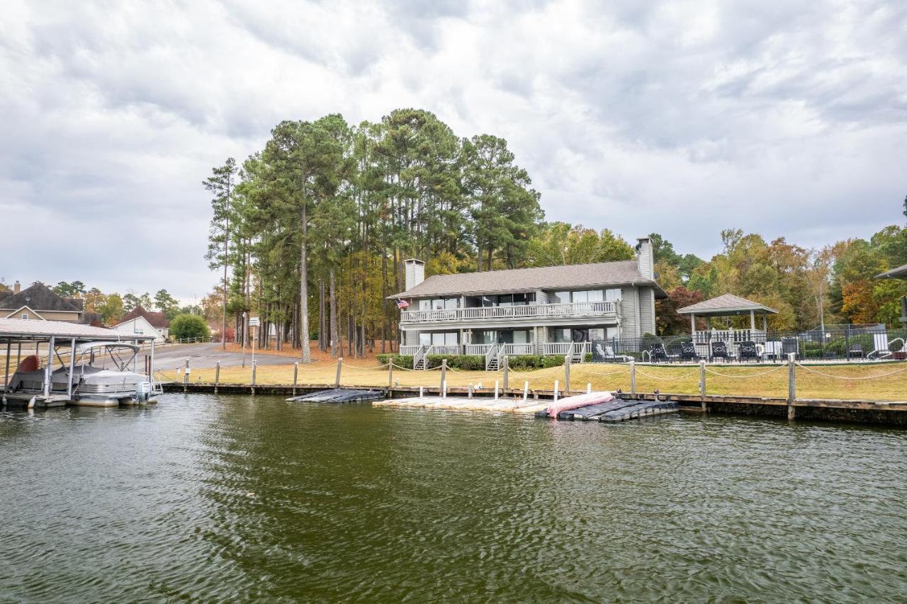 Enjoy A Serene Getaway And The Thrill Of Horse Racing Apartment *