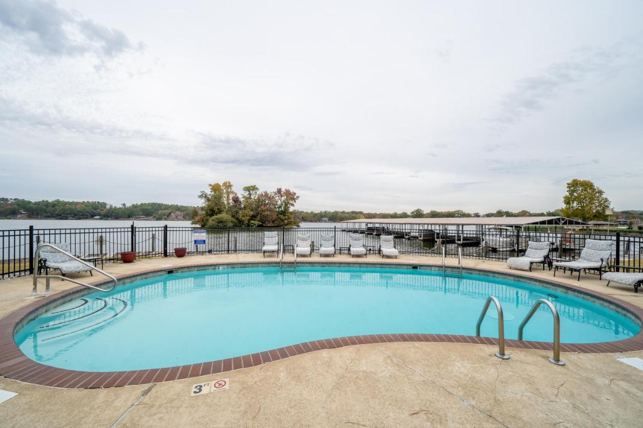 Enjoy A Serene Getaway And The Thrill Of Horse Racing Apartment *