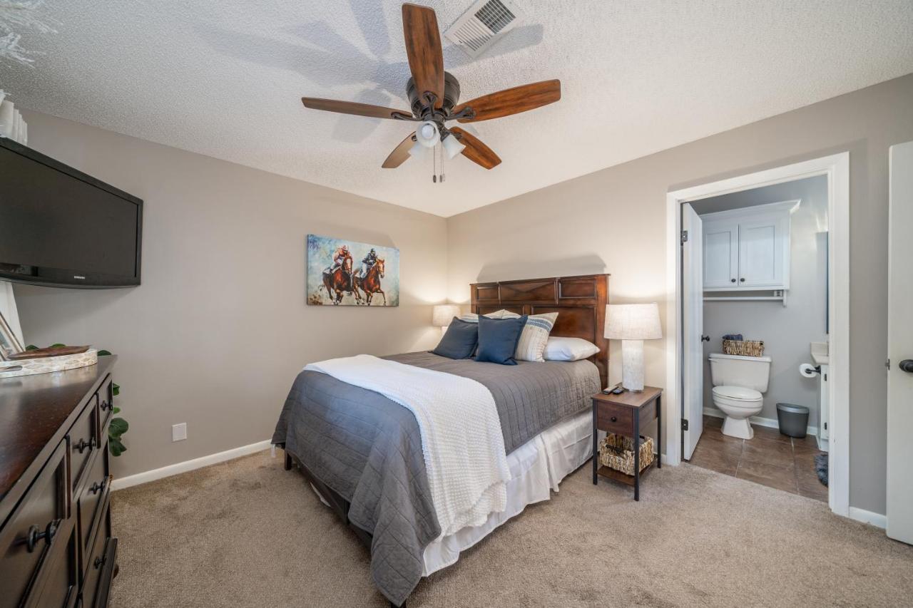 Enjoy A Serene Getaway And The Thrill Of Horse Racing Apartment