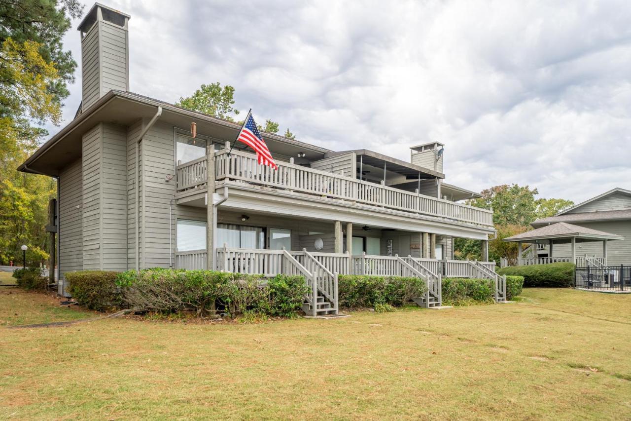 Enjoy A Serene Getaway And The Thrill Of Horse Racing Apartment