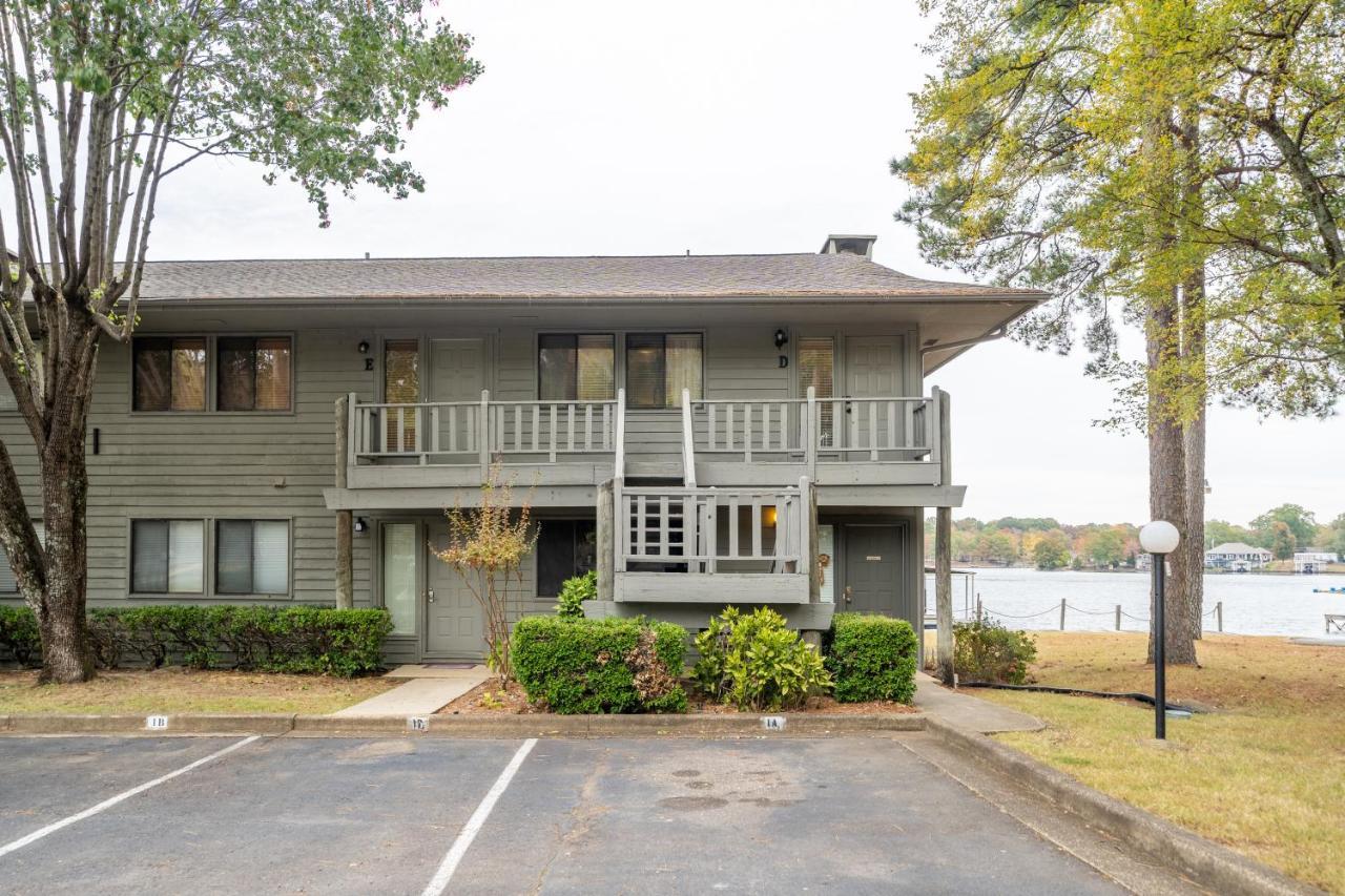 Enjoy A Serene Getaway And The Thrill Of Horse Racing Apartment