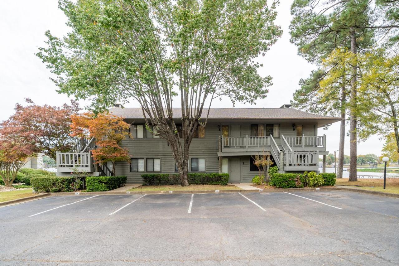 Enjoy A Serene Getaway And The Thrill Of Horse Racing Apartment