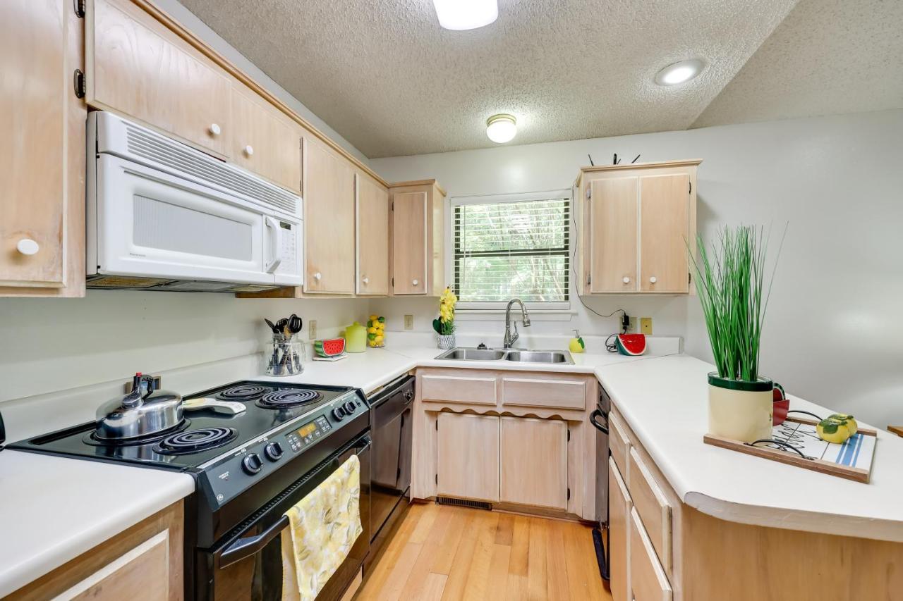 Lakefront With Furnished Deck! Holiday home Hot Springs