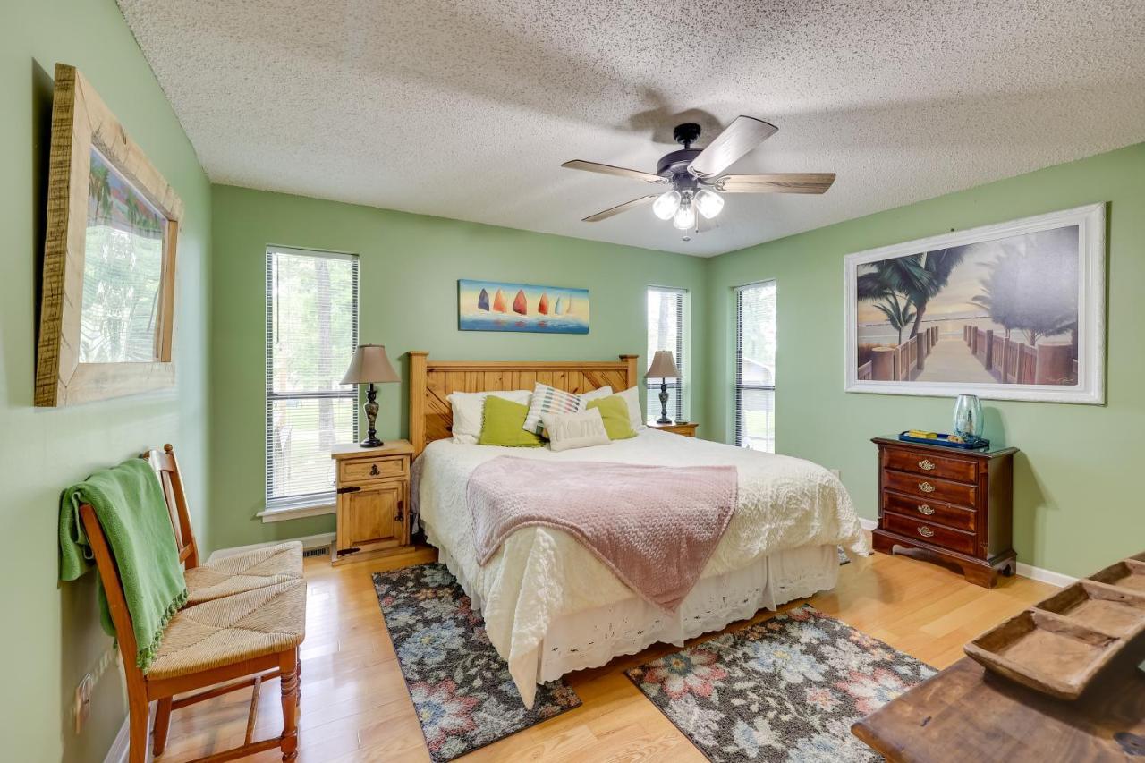 Holiday home Lakefront With Furnished Deck!