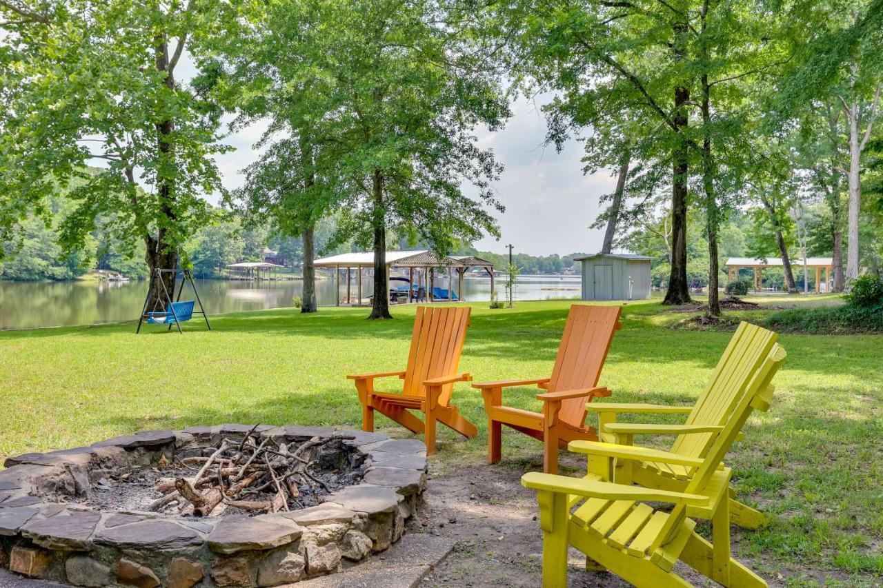 Lakefront With Furnished Deck! Holiday home