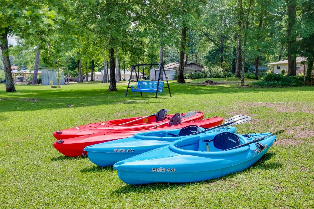 Holiday home Lakefront With Furnished Deck!