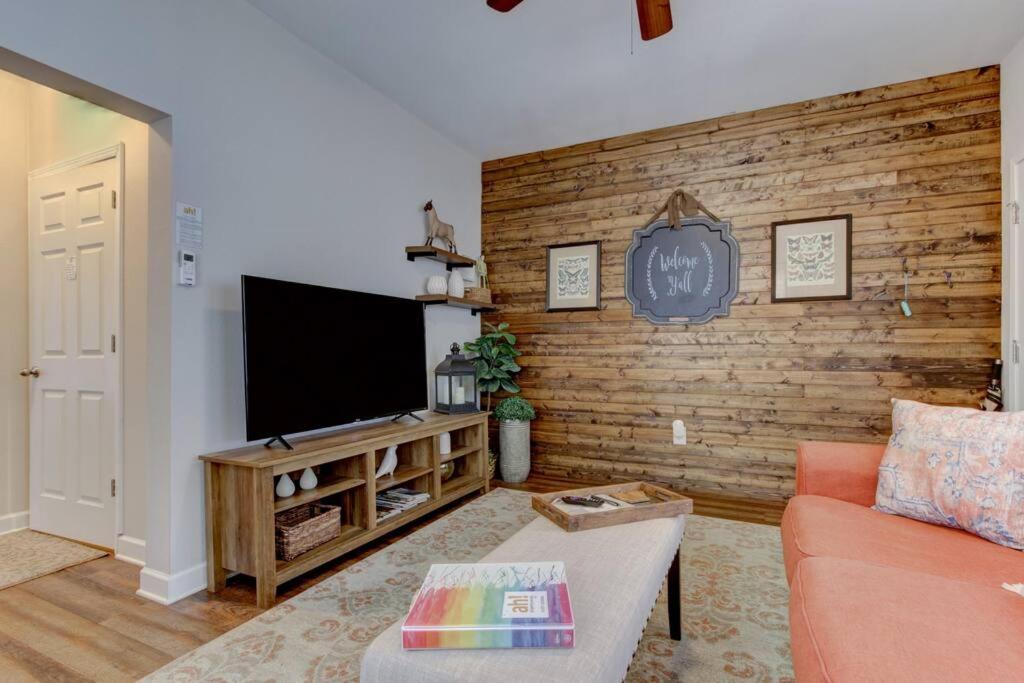 Holiday home Mountain Bungalow-walk To Downtown/biker's Dream! *