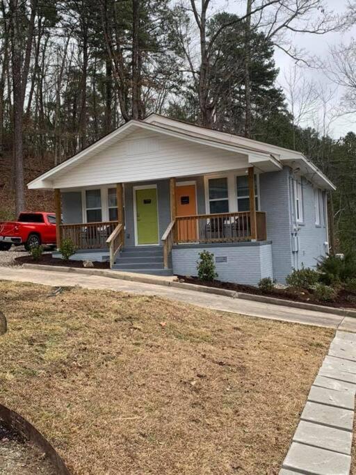 Mountain Bungalow-walk To Downtown/biker's Dream! Holiday home *