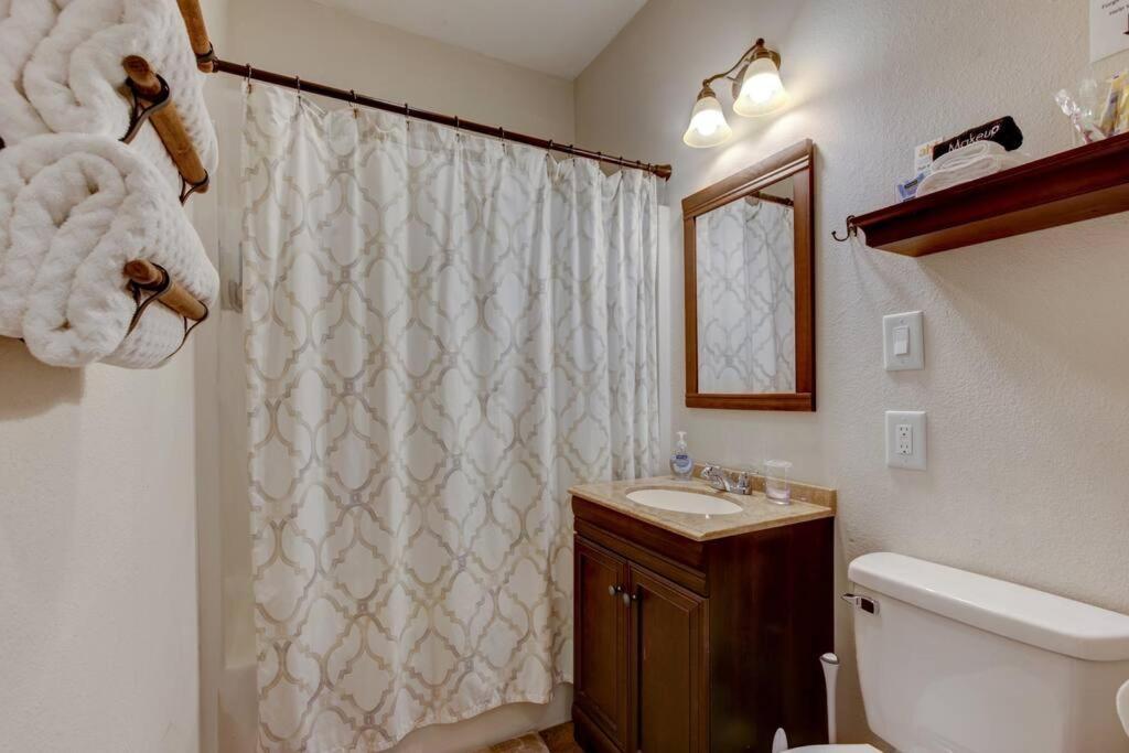 Mountain Bungalow-walk To Downtown/biker's Dream! *