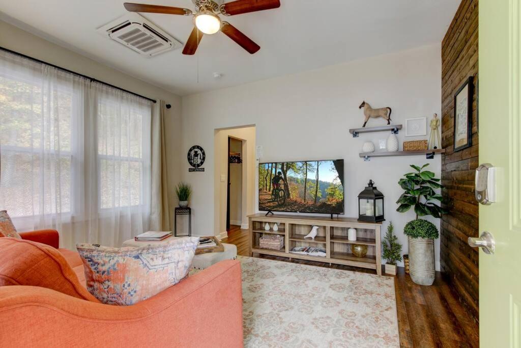 Mountain Bungalow-walk To Downtown/biker's Dream! * Hot Springs