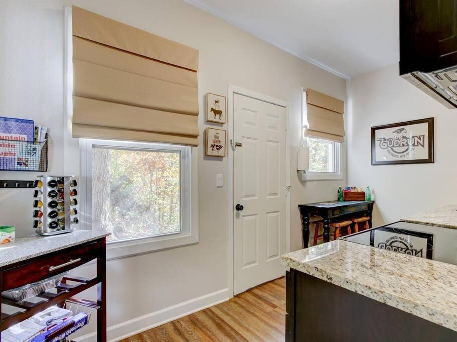 Mountain Bungalow-walk To Downtown/biker's Dream!