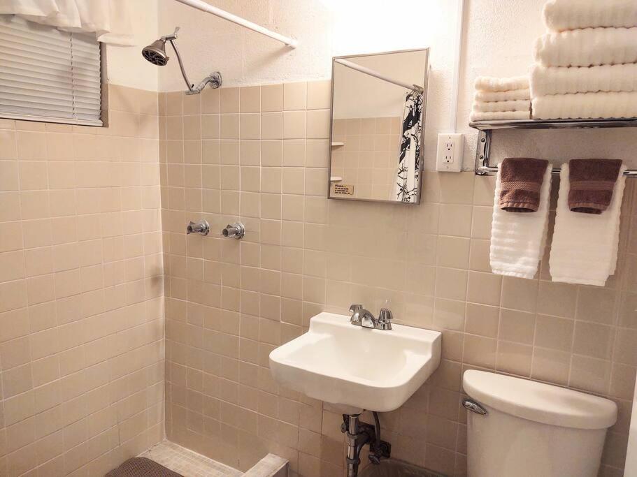 #02 - Unique Lakeside Cottage- Pet Friendly * Hot Springs