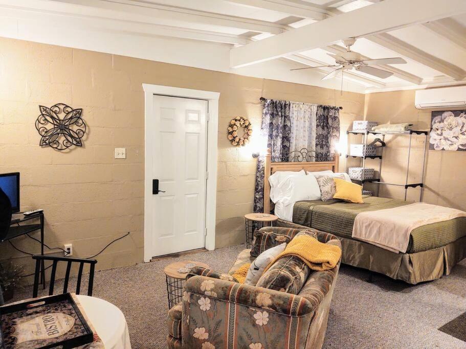 #02 - Unique Lakeside Cottage- Pet Friendly Holiday home *