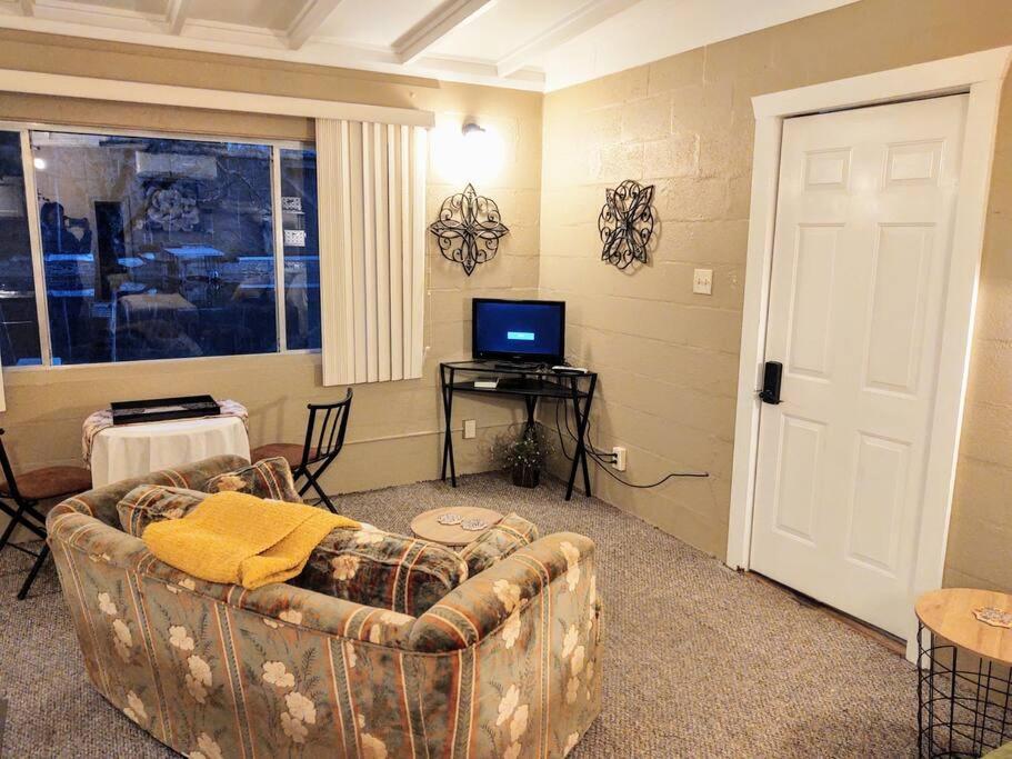#02 - Unique Lakeside Cottage- Pet Friendly Holiday home *