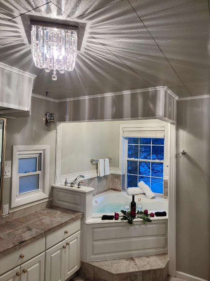 Haven Chateau - Hot Tub, Game *