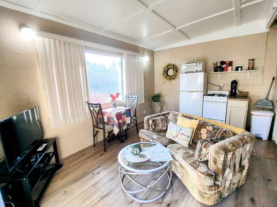 #03 - Fantastic Lakeside Cottage- Pet Friendly Hot Springs