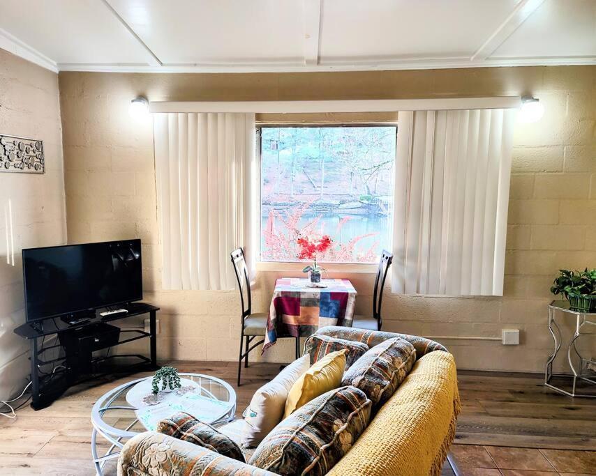 #03 - Fantastic Lakeside Cottage- Pet Friendly