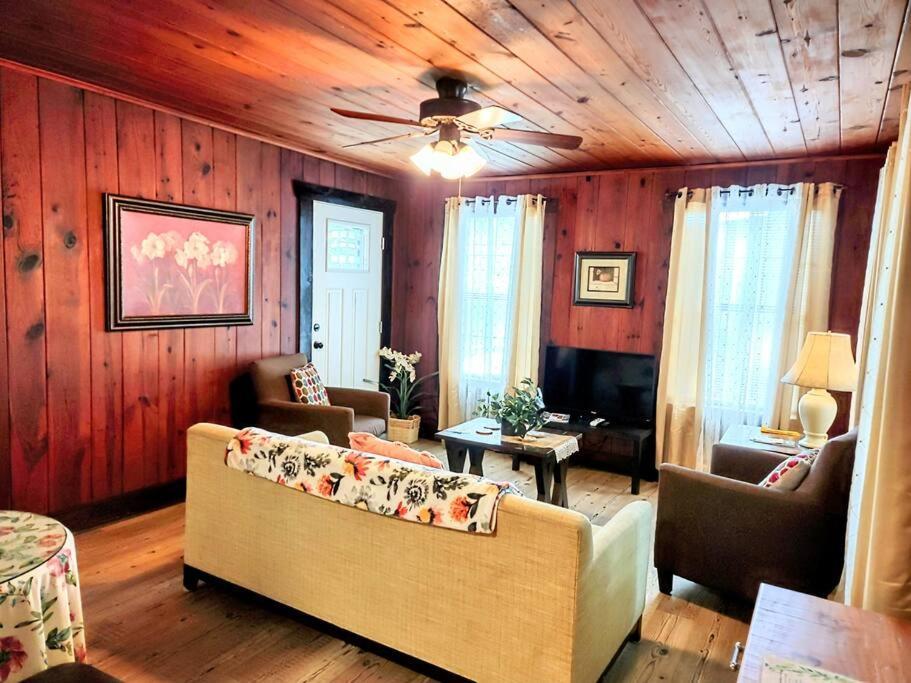 #04-adorable Large 1 Bedroom Lakeside Cottage- Pet Friendly
