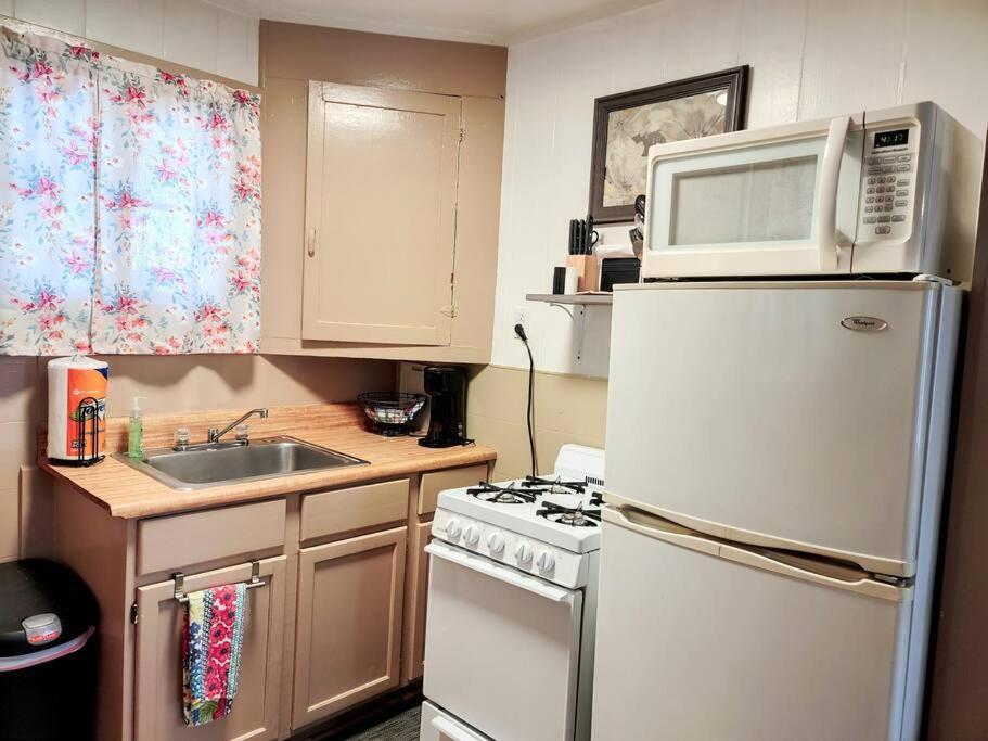 Holiday home #04-adorable Large 1 Bedroom Lakeside Cottage- Pet Friendly Hot Springs