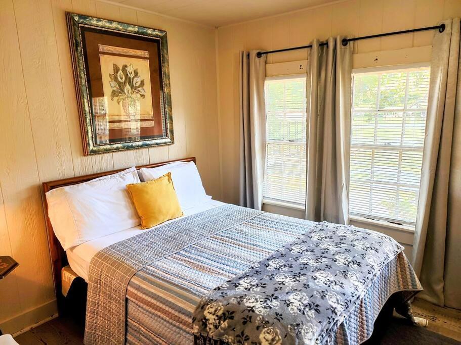 #04-adorable Large 1 Bedroom Lakeside Cottage- Pet Friendly