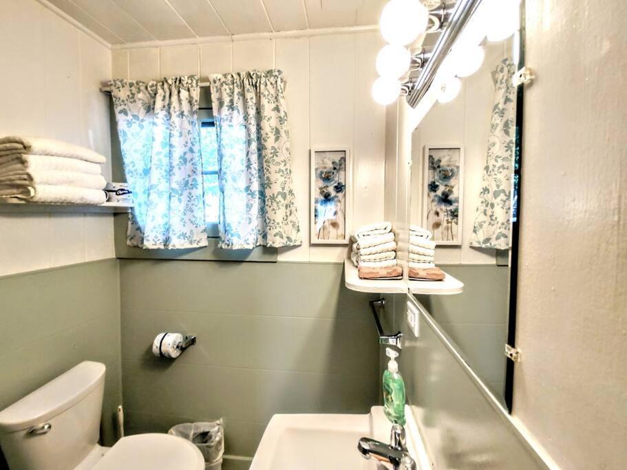 #04-adorable Large 1 Bedroom Lakeside Cottage- Pet Friendly *