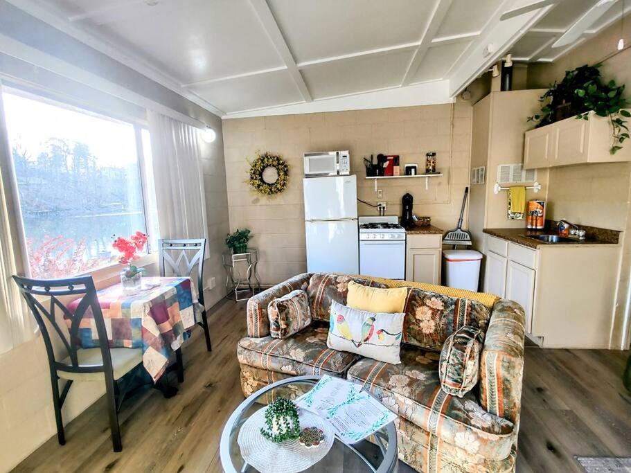 #03 - Fantastic Lakeside Cottage- Pet Friendly *
