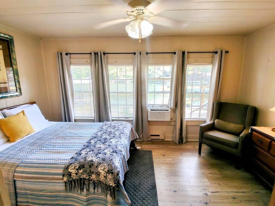 Holiday home #04-adorable Large 1 Bedroom Lakeside Cottage- Pet Friendly *