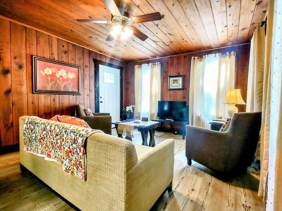 Holiday home #04-adorable Large 1 Bedroom Lakeside Cottage- Pet Friendly