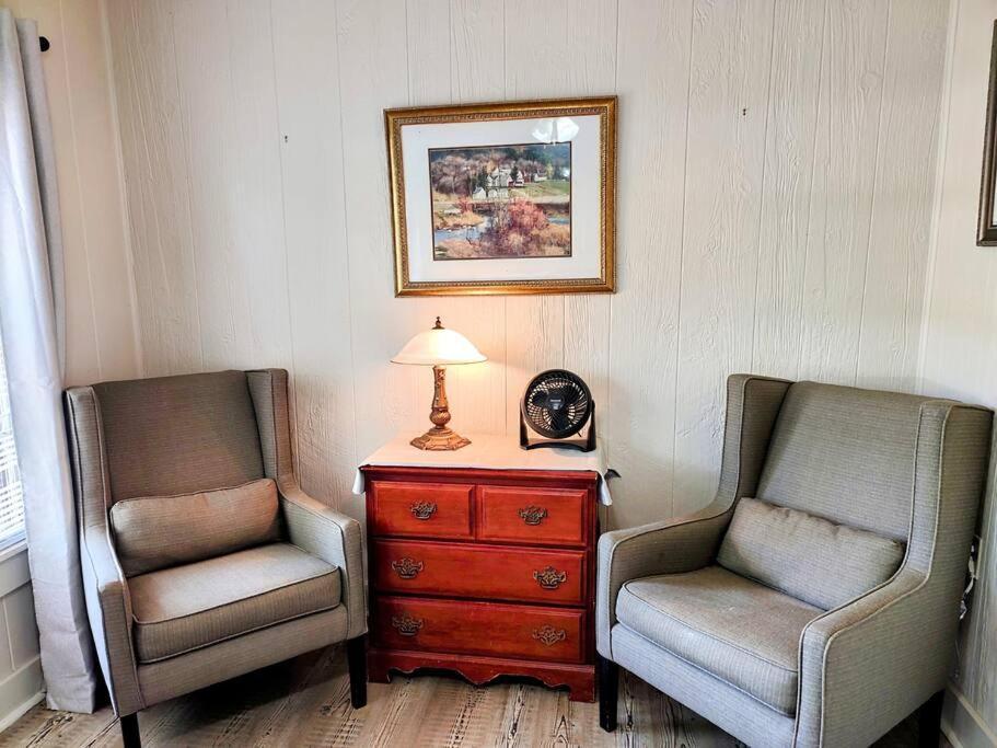 #04-adorable Large 1 Bedroom Lakeside Cottage- Pet Friendly