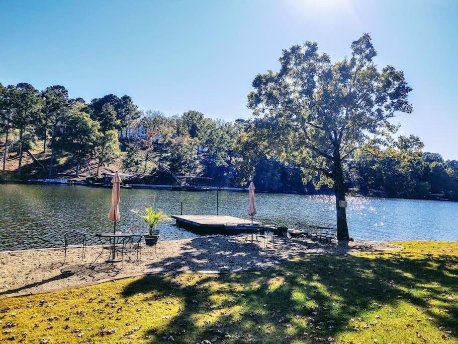 Holiday home #04-adorable Large 1 Bedroom Lakeside Cottage- Pet Friendly Hot Springs