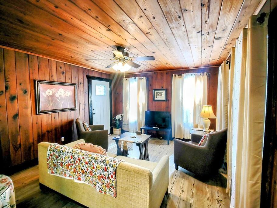 #04-adorable Large 1 Bedroom Lakeside Cottage- Pet Friendly * Hot Springs